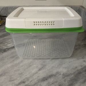 Rubbermaid FreshWorks Produce Saver 18.1 Cup Container Keeps Produce Fresh Lo...